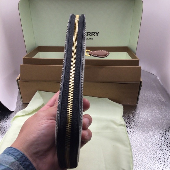 BURBERRY HORSEFERRY, NWT, FULL ZIP WALLET, NO FLAWS - Picture 7 of 16